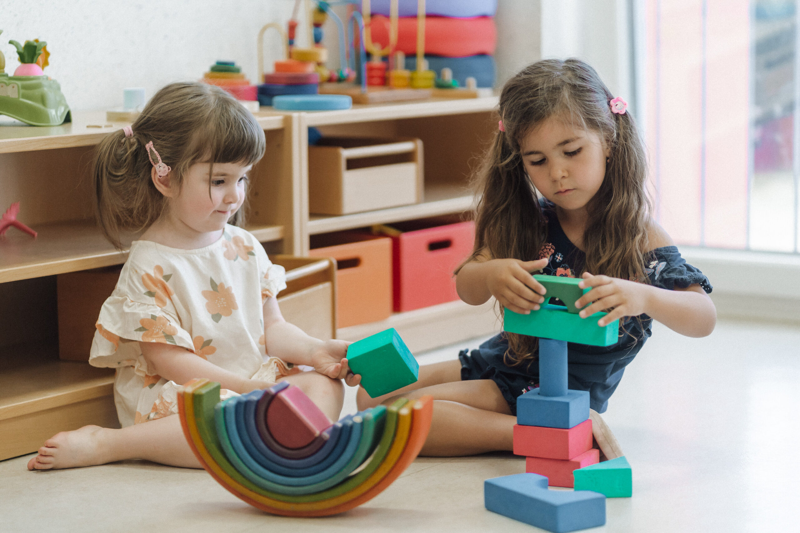 Kinder im freien Spiel